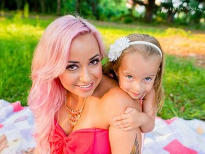 Az internet kiakadt ennek a 6 éves kislánynak a festett hajától