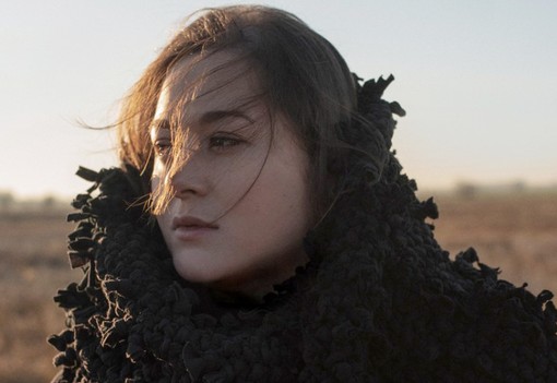 Betyárromantika a kifutón: Zsigmond Dóra új kollekciója a múlt és a jelen határán