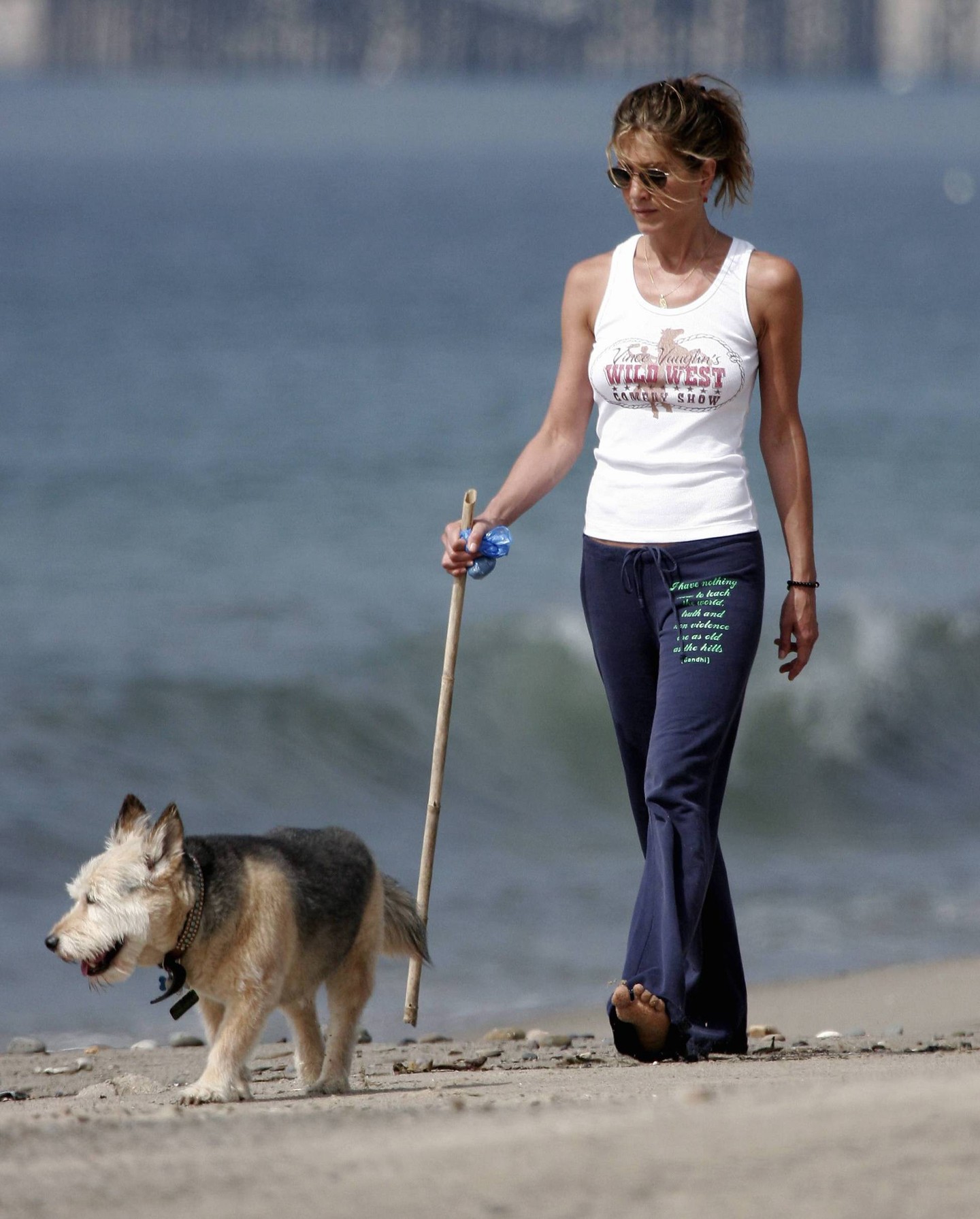 Lehetne hétköznapibb szituációban látni Jennifert annál, hogy melegítőben kutyát sétáltat!? 