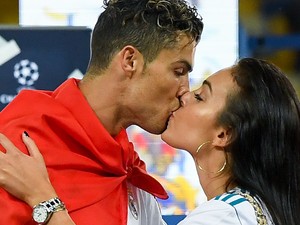 Cristiano Ronaldo és barátnője 10 év után összeházasodtak, Georgina álomszép menyasszony volt