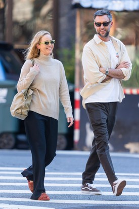 Jennifer Lawrence és férje, Cooke Maroney vidáman sétálgatnak New York utcáin