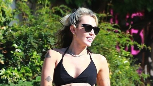 Miley Cyrus bebizonyítja, hogy a kis fekete a tökéletes randiruha