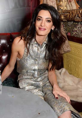 2015 decemberében Amal Clooney megmutatta, hogyan kell megérkezni egy igazán sikkes karácsonyi buliba