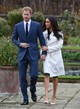 Meghan Markle sokszor keresi Harry herceg kezét vagy marad látványosan a közelében. Már 2017-ben is „kapaszkodott belé”, amikor bejelentették, hogy eljegyezték egymást.