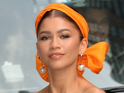 Zendaya élénknarancssárga minijétől elakad a szavad
