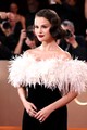 A Matthieu Blazy által tervezett bársonyruha nyakkivágását tollak, illetve selyemsifonból és selyemorganzából készült fehér virágok díszítették – ez a látványos részlet nagy szerepet kapott a francia luxusház 2026-os tavaszi kifutóján. 