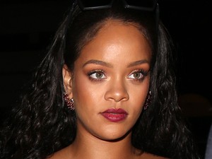 Rihanna hihetetlenül felpolcolta a melleit a vörös szőnyegen