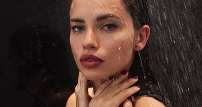 Húsvéti divatpornó - Adriana Lima a zuhany alatt falja a csokinyulat