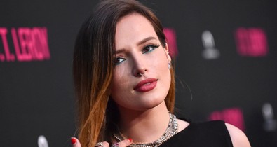 És igen, megcsinálta: Bella Thorne szőrös lábbal a vörös szőnyegen