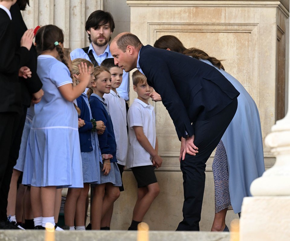  A hercegi pár örömmel fogadta a múzeumnál összegyűlt rajongókat