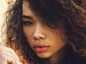 Justin Bieber is modellel jár