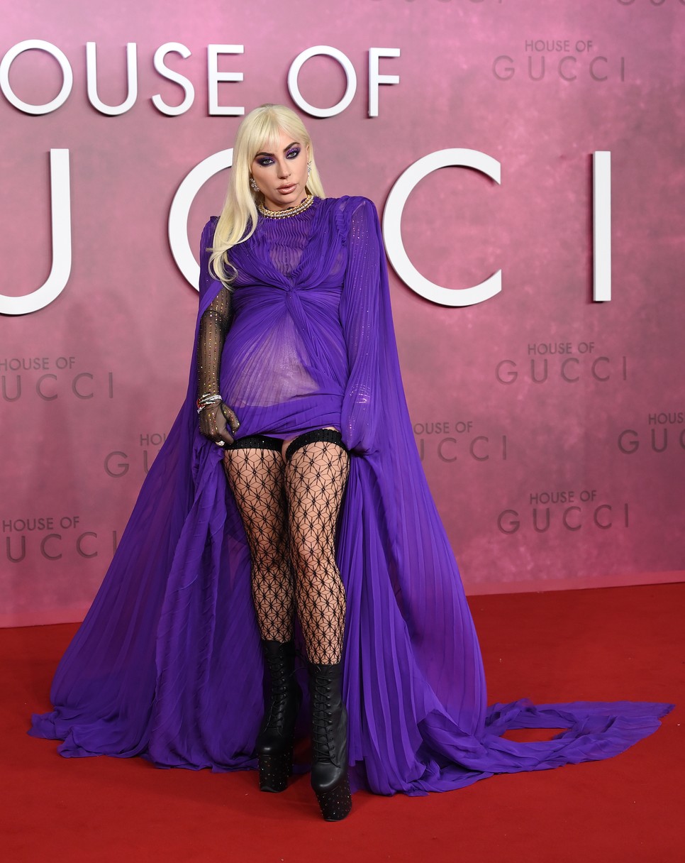 Lady Gaga uralta a vörös szőnyeget A Gucci-ház londoni premierjén