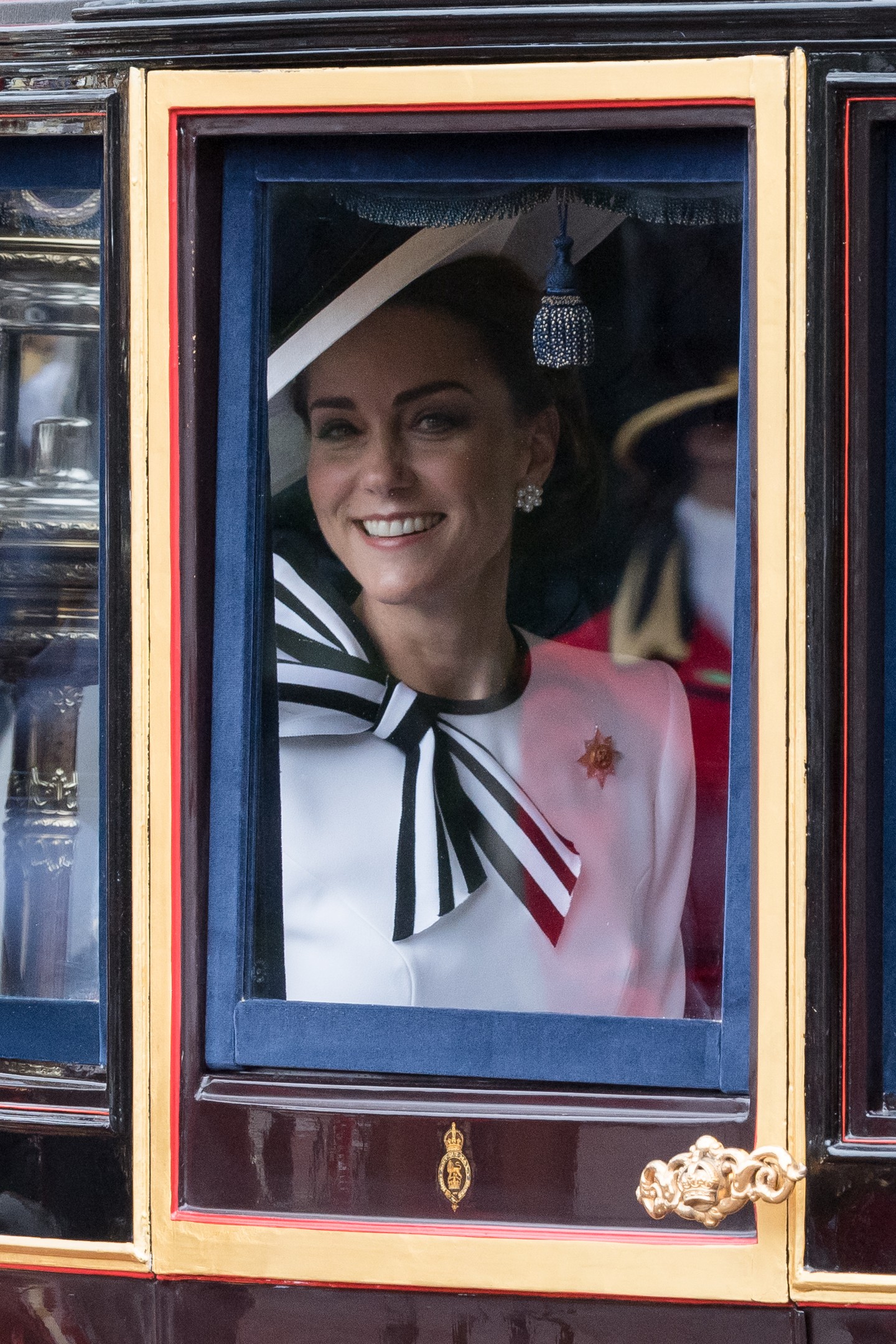 Katalin hercegné Jenny Packham ruhában, Jimmy Choo cipőben, Philip Treacy kalapban és Mulberry táskában jelent meg a nagy brit Trooping the Colour eseményen. Összeállításával azt üzente a világnak, hogy támogatja és szereti a brit divatipar szereplőit. (Egyébként a leendő királyné ezt a ruhát is viselte már, Károly király koronázási hétvégéjén.)