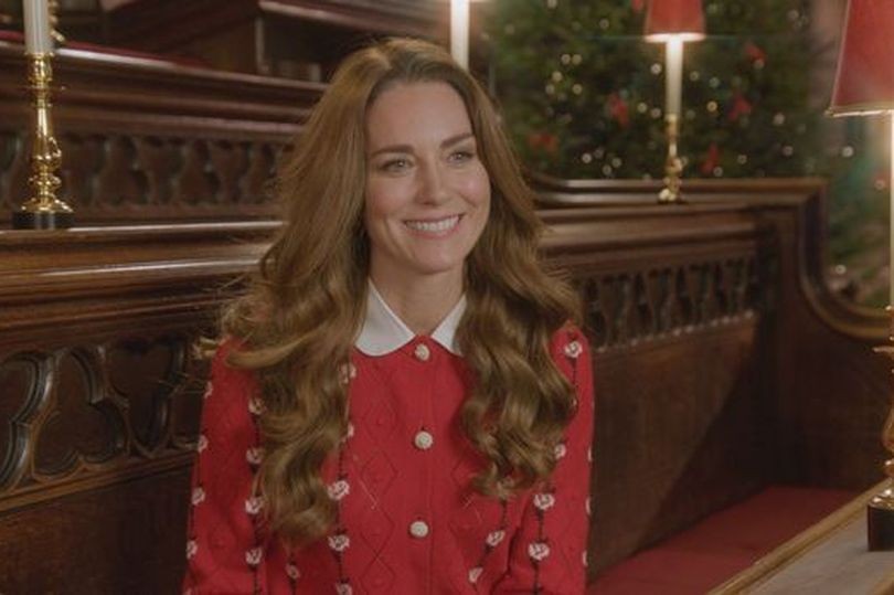 Katalin hercegné a világ legédesebb kardigánjában díszíti a gigantikus karácsonyfát 