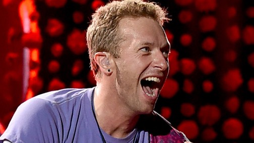 Mi történt a Coldplay énekesének fejével? 30 fokban kötött sapkában mászkál az énekes