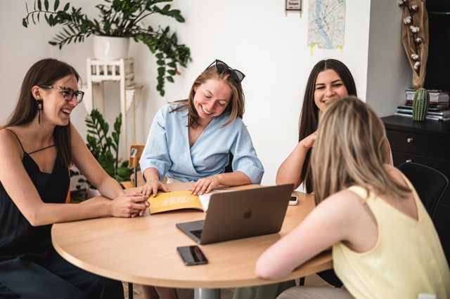 Volom Sári középen, ruha: Celeni