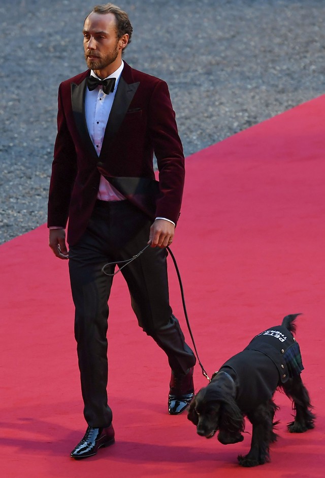 Kate Middleton jóképű öccse kutyusával érkezett a vörös szőnyegre, és ez a legcukibb dolog ma