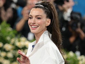 Anne Hathaway a leggyönyörűbb meztelenfelsőben ragyog, amit valaha láttunk