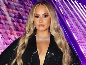 Demi Lovato ebben a szettben úgy néz ki mintha a Kardashian család tagja lenne