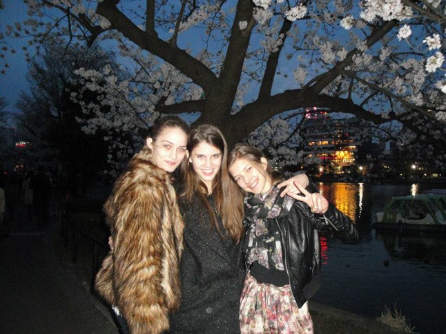 Livivel és Mónikával a cseresznyefa-virágzáskor