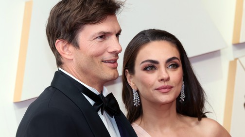 Ashton Kutcher és Mila Kunis közös táncától lángol az internet, a pár között 10 év után is csak úgy forr a levegő