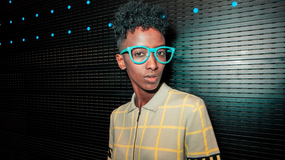 Kafya a Thinwood egiyk izgalmas szemüvegkeretét viseli