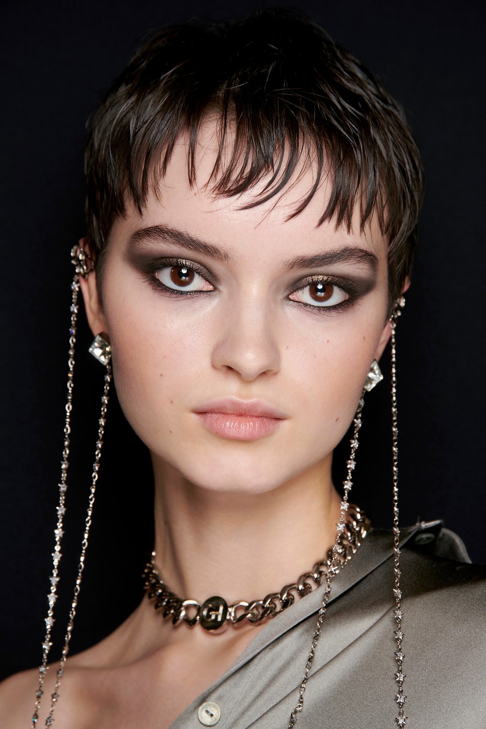 A füstös szemek visszatértek