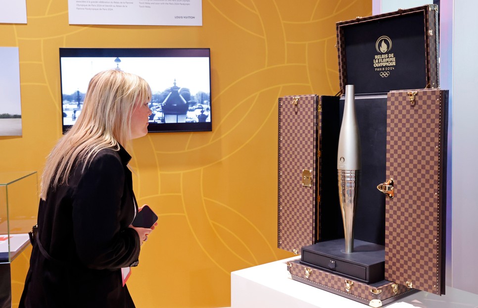 A Louis Vuitton bőrönd, amelyben a párizsi olimpia lángját őrizték