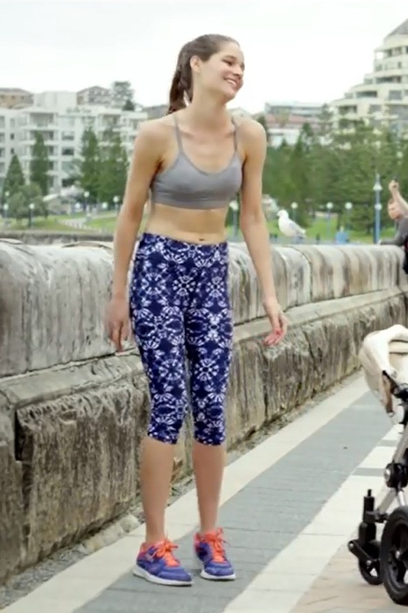 Könnyesre röhögtük magunkat ezen a tréningruha paródián!