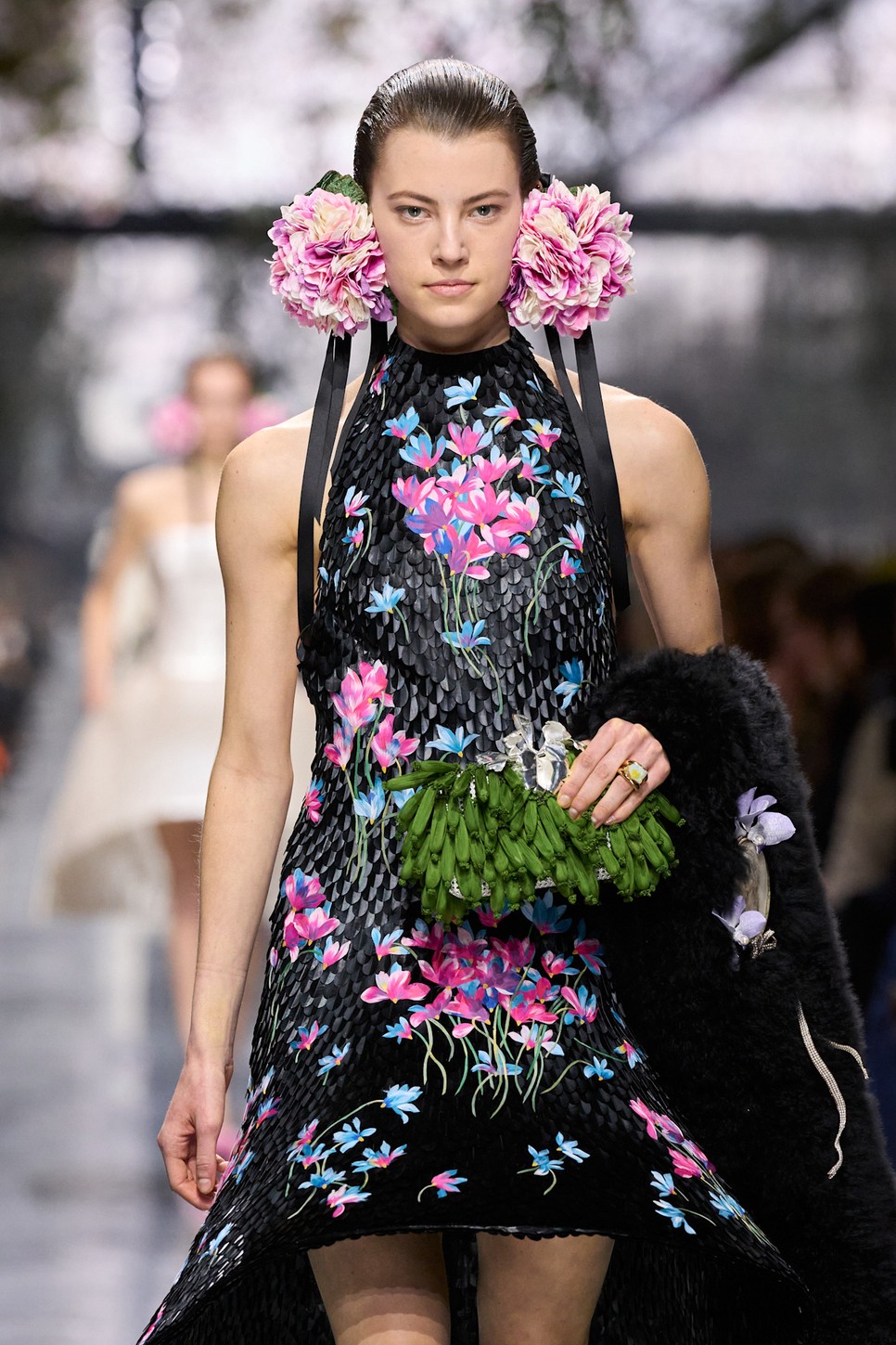 A Christian Dior Haute Couture 2026-os kollekciója a maximalizmus esszenciáját mutatja be: virágminták, látványos virágfülbevalók és gazdagon díszített részletek uralják a kifutót