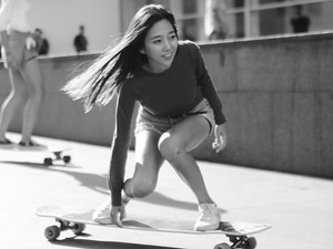 Ez a koreai lány úgy longboardozik, mintha táncolna