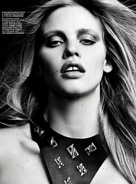 Lara Stone dögös domborítással hangolódott az anyaságra