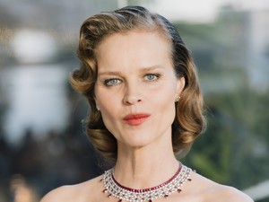 Eva Herzigova a világ legegyszerűbb menyasszonyi ruhájában ment férjhez, mégis káprázatosan nézett ki