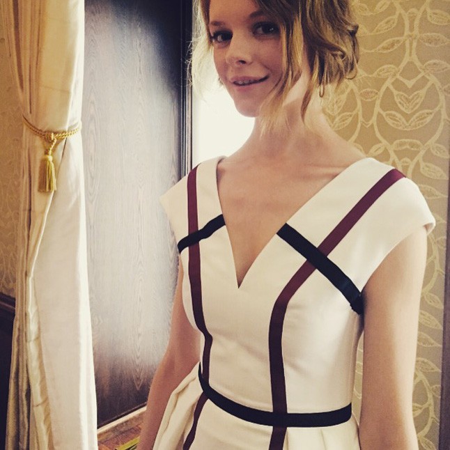 A bemutatón az Elysian kampányában is szereplő Nemcsics Dorina mutatta be a L`Oréal sajtótájékoztatón Palvin Barbara által viselt ruhát. Imádjuk az egyszerű, klasszikus szabást és a szalagok varázserejét