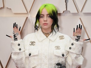 Így még nem láttuk Billie Eilish-t: viszlát bő ruhák, helló feszes felső