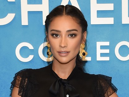Shay Mitchell úgy néz ki, mintha a Pretty Little Liars főcímdalából lépett volna ki