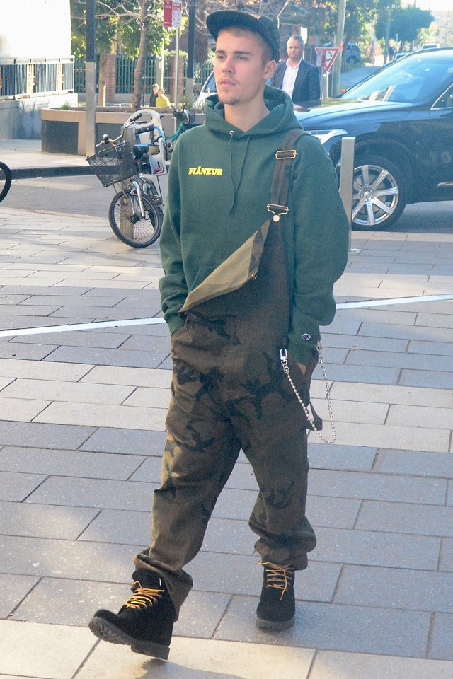 Justin Bieber munkásembernek öltözött, és jól áll neki