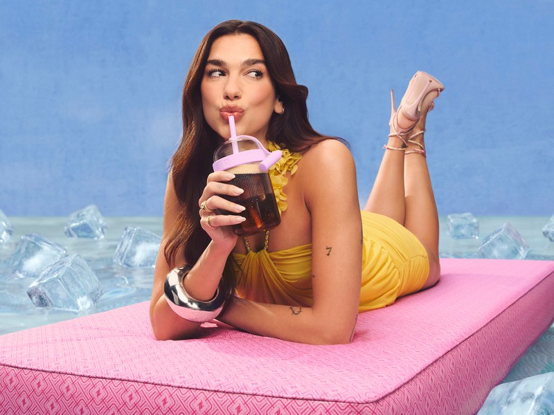 Dua Lipa és a Nespresso együtt inspirál új kávés kalandokra