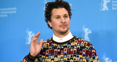 Elolvadunk: Nagy Ervin gyönyörű fotón öleli magához ikerlányait