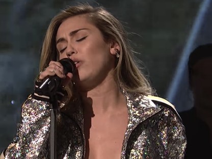 Kiesik a szemünk: Miley Cyrus konkrétan félpucéran lépett fel