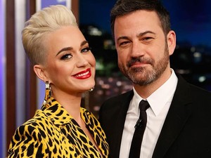 Hot-doggal dobálták meg Katy Perry-t!