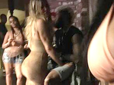 Khloé Kardashiannak két feneke van