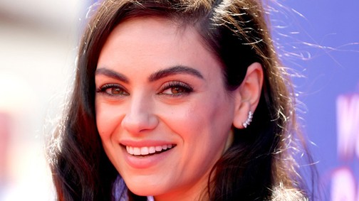 Mila Kunis haja kék lett. Igen, KÉK!