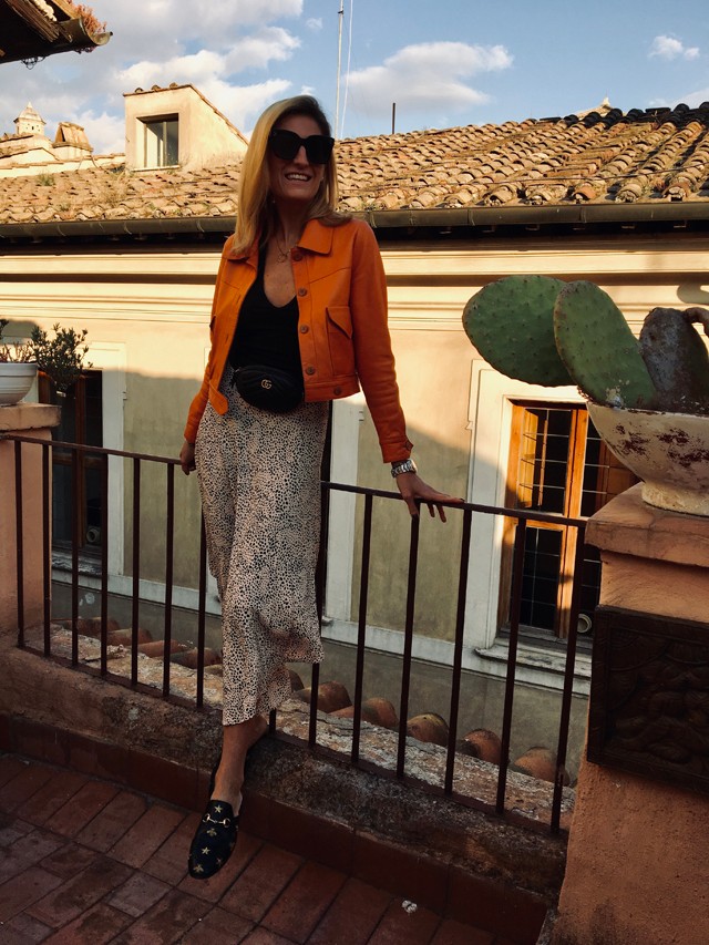 Lefkovics Szonja ma egy nagyon menő dzsekit választott barátnője ruhatárából