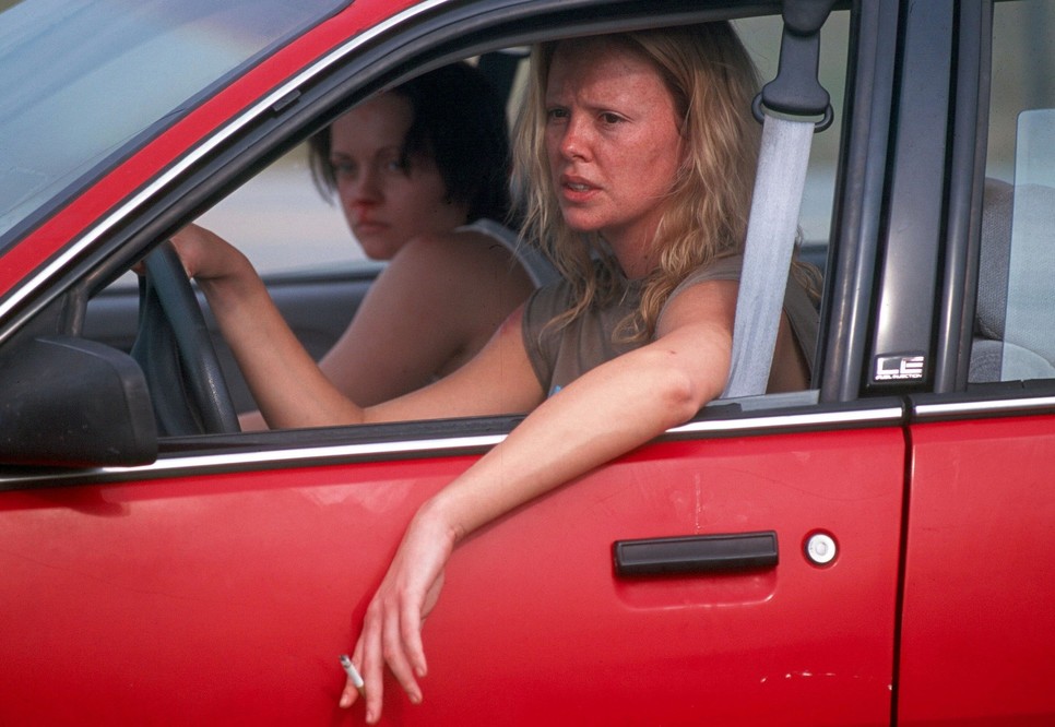 Charlize Theron és Christina Ricci A rém című filmben