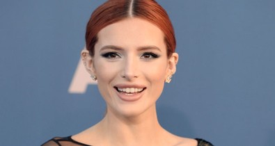 Jó ég! Bella Thorne új hajszíne döbbenetes, na és az mellvillantós szerelés