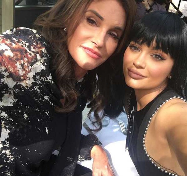 A Kardashian-Jenner klántól mindannyian tanulhatunk elfogadást, Kylie és Bruce immár Caitlyn Jennerként