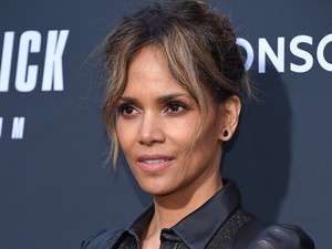 Halle Berry olyan dekoltázst villantott, hogy odanézni se merünk