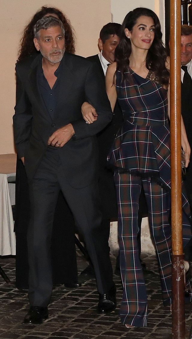 Amal Clooney szettje több ezer dollárba kerül, mégis percek alatt elkapkodták