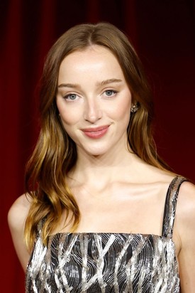 Rozsdás csillogás:  természetes, ragyogó árnyalat és Phobe Dynevor, a Bridgerton sztárja is odavan érte. Ez a hajszín mélyebb tónusú az eperszőkénél, célja, hogy kiemelje a haj természetes melegségét. 